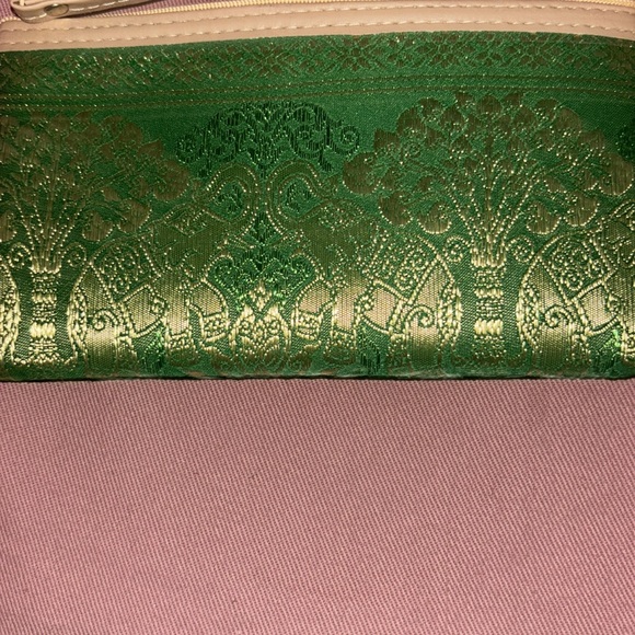 NWOT 4” x 7.5” cosmetic green & gold bag from Thailand Elphants trunk up - Picture 4 of 8